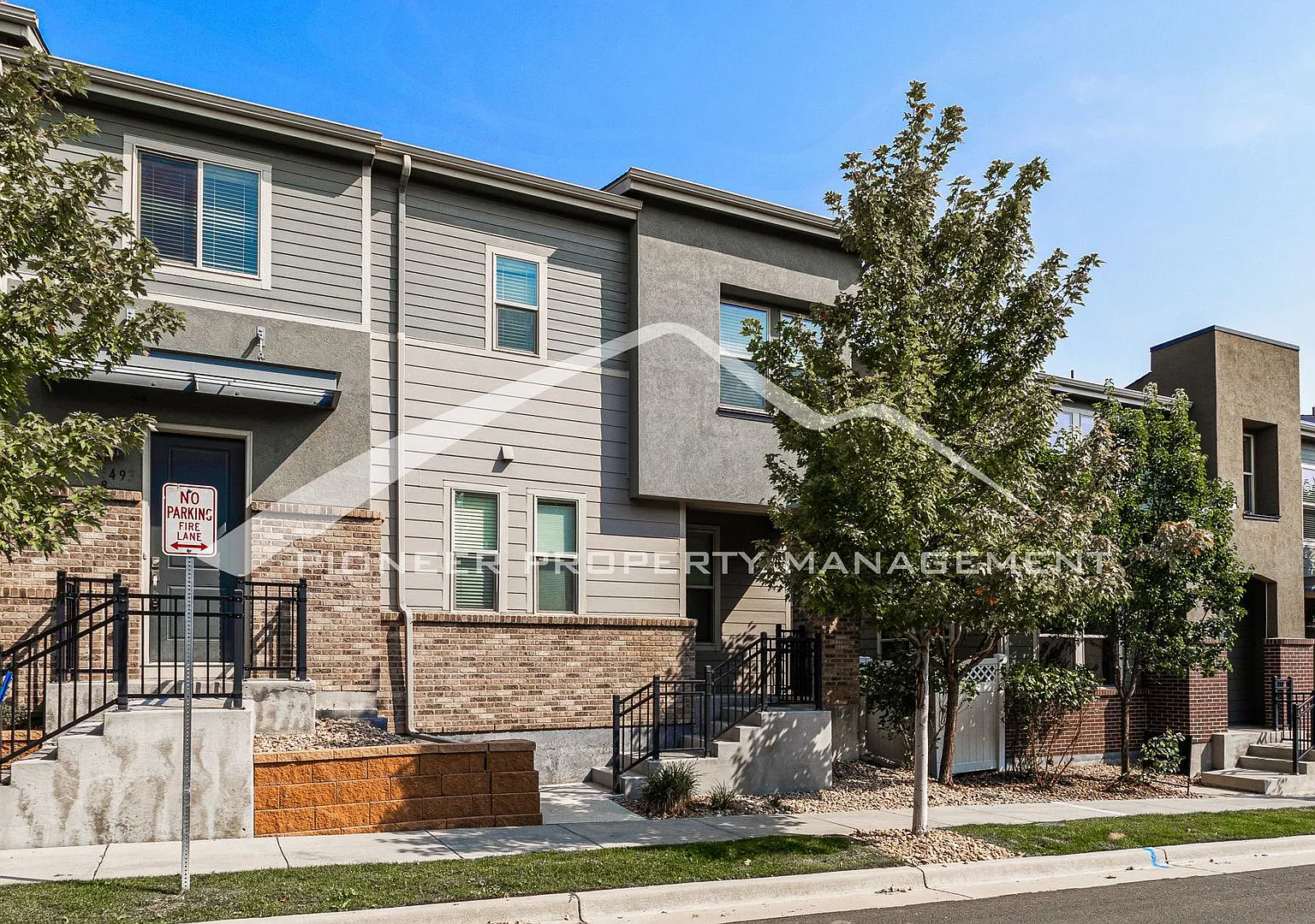 Lovely Townhome with Central AC and Washer/Dryer! — Photo 1