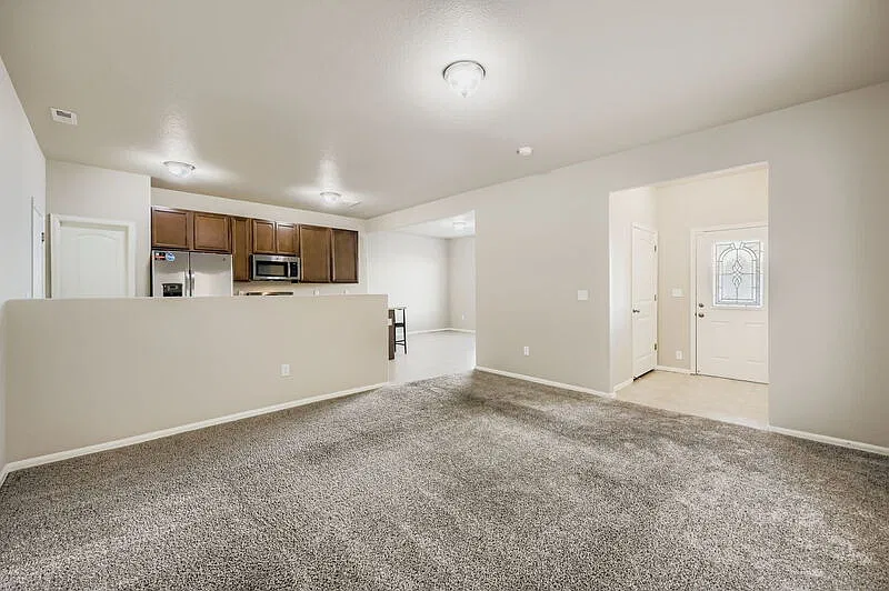 3 bed, 2.5 bath, 2011 sqft, $2,100 — Photo 4