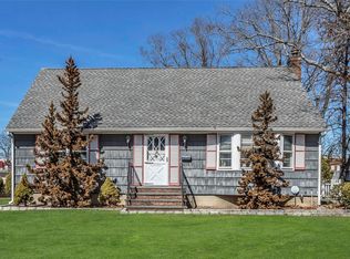 17 Abrew St, Bay Shore, NY 11706