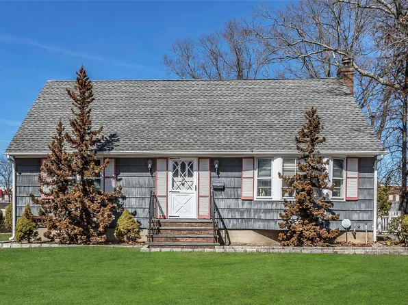 17 Abrew Street, Bay Shore, NY 11706