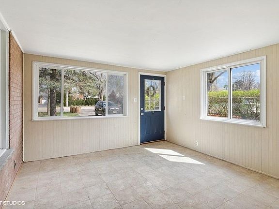 3rd image of 403 E Lake Ave