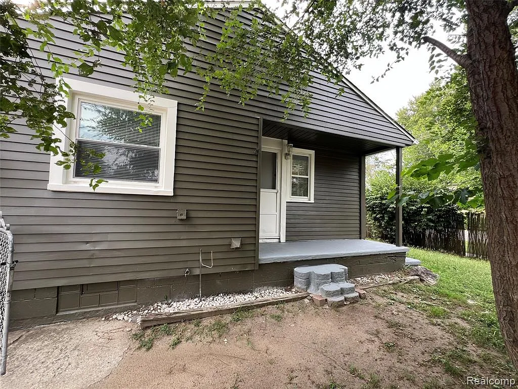 3 bed, 2.0 bath, 1301 sqft, $1,350 — Photo 2