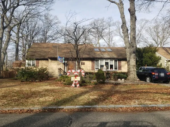 19 Abrew St, Bay Shore, NY 11706