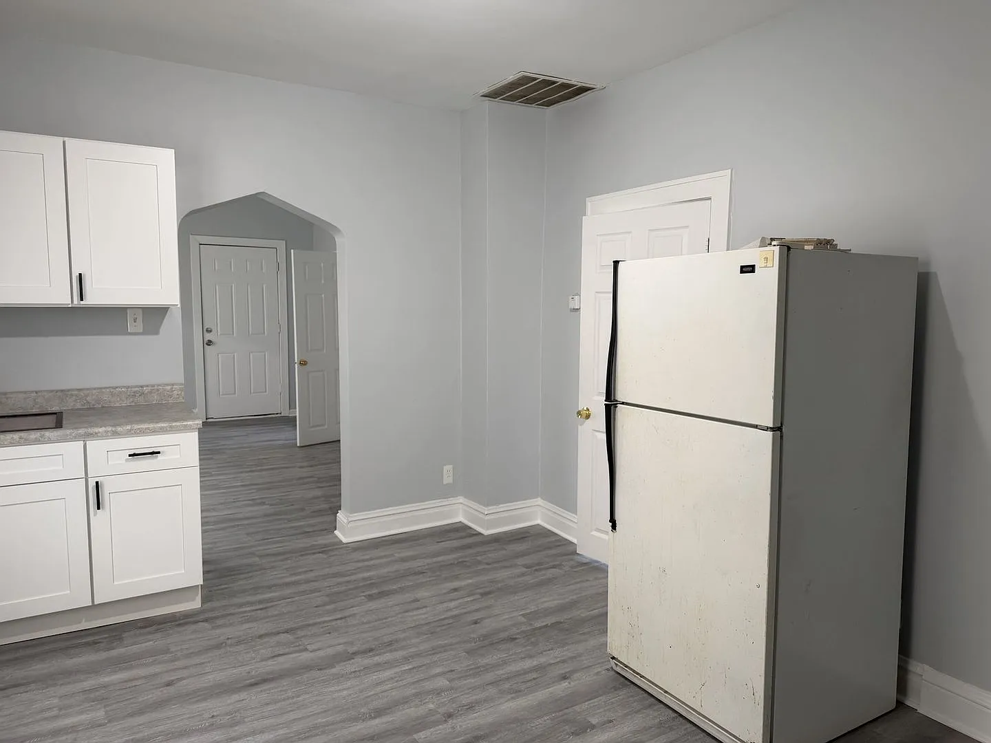 8531 S Burley Ave Apt 2R — Photo 2