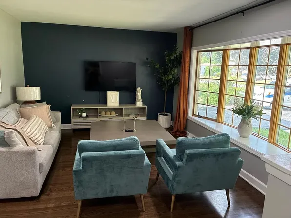 436 Springhill Dr, Roselle, IL 60172