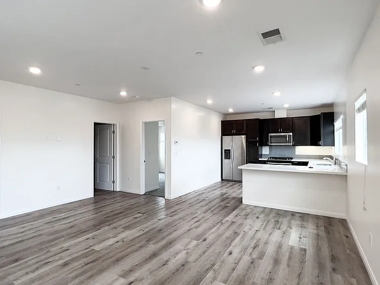 Gorgeous Townhome w/ Rooftop Deck and Ocean Views Near USD — Photo 6