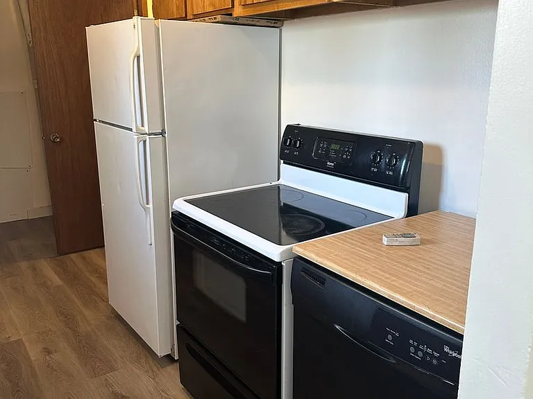 812 Lindberg Ln — Photo 3
