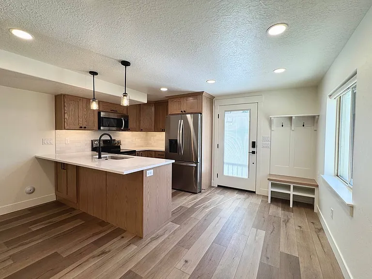 698 S Lake View Dr #B — Photo 2