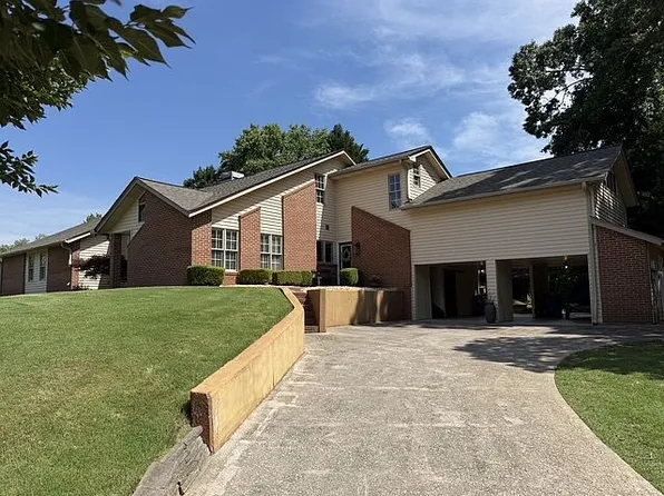 3017 Chattahoochee Trce, Gainesville, GA 30506