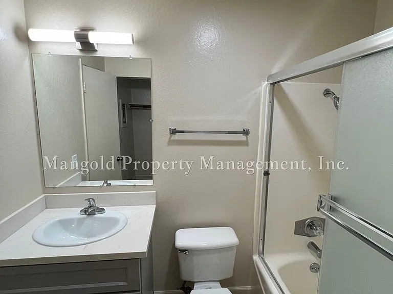 Del Mar Apartments — Photo 6