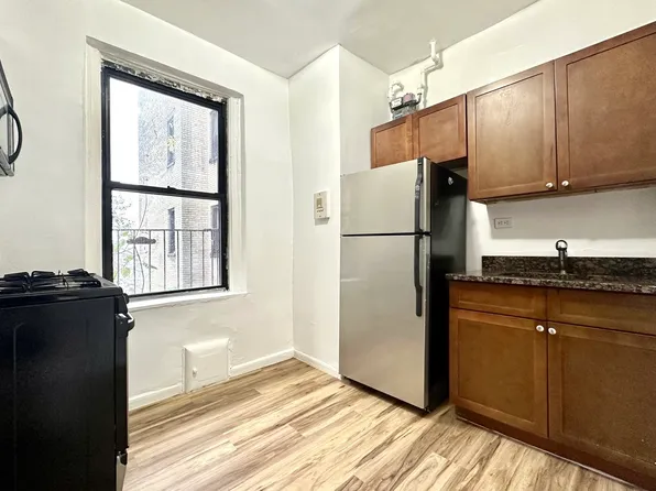 536 Fort Washington Avenue image 4 of 9