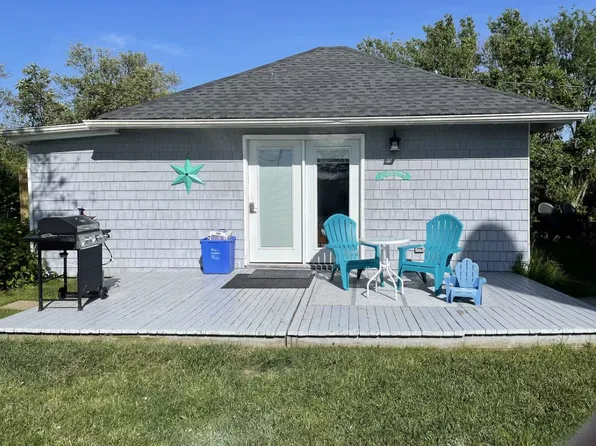 2 Pilgrim Ave #B, Narragansett, RI 02882
