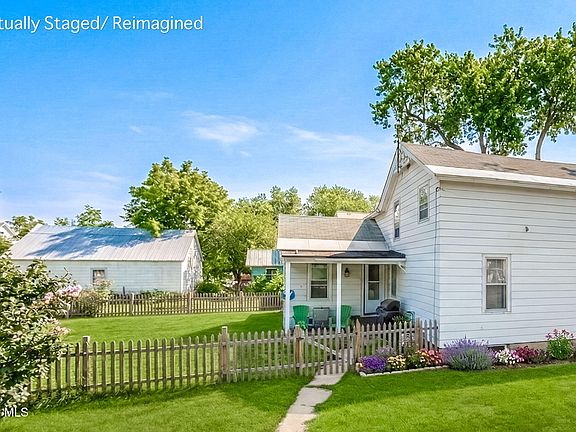 4th image of 301 Oak Street