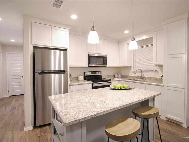 709 Cathedral Hl #3 — Photo 2