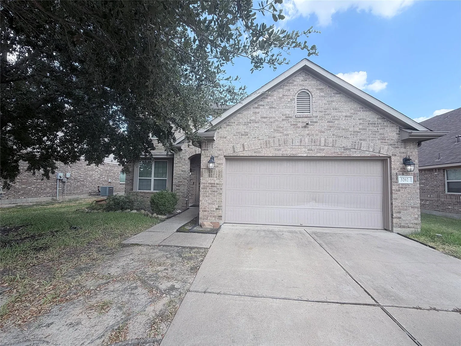 4 bed, 2.5 bath, 2570 sqft, $2,350 — Photo 1