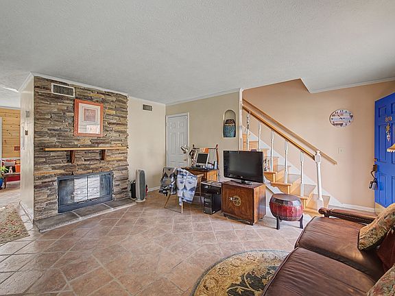 5th image of 810 Lewis Ct