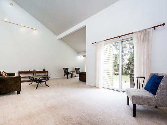 3rd image of 106 Orleans Cir