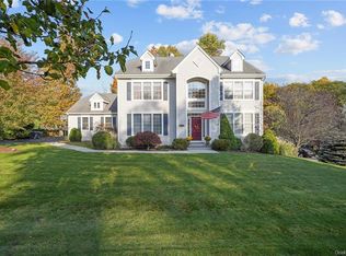 18 Castleton Dr, Highland Mills, NY 10930