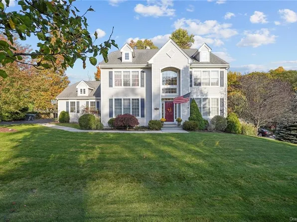 18 Castleton Dr, Highland Mills, NY 10930