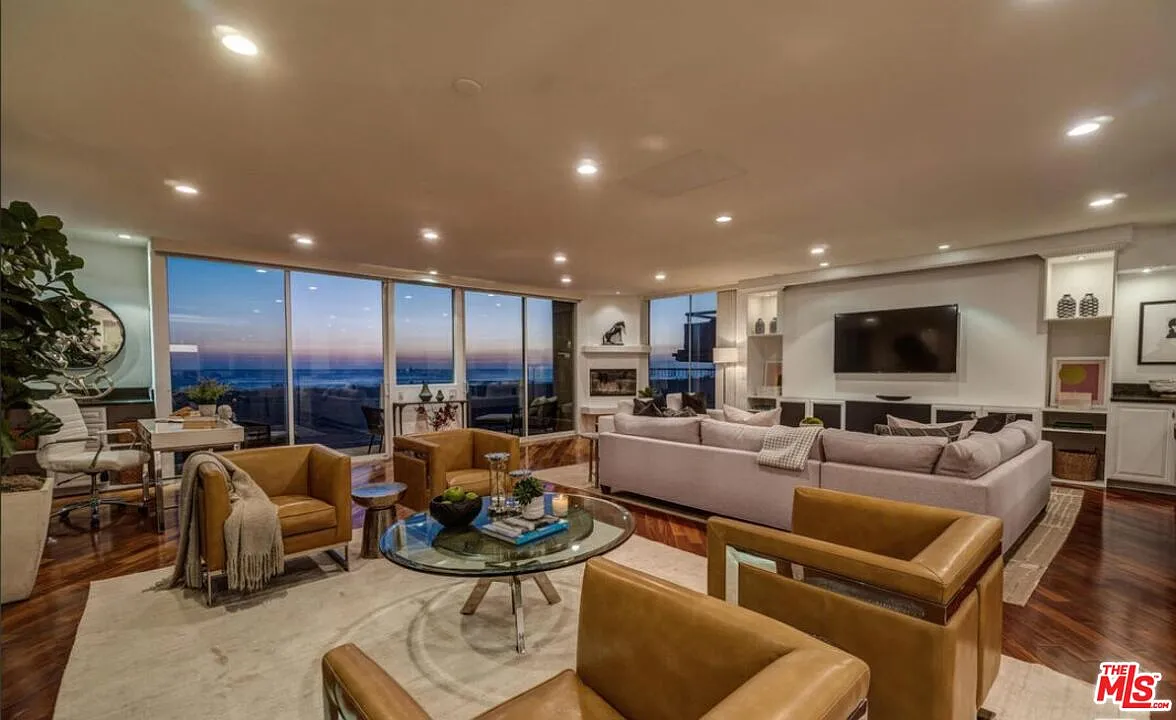 2 bed, 2.5 bath, 2368 sqft, $20,000 — Photo 1