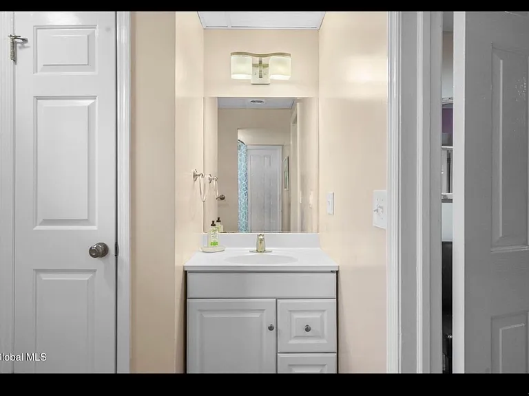 8 Fox Glove Ct — Photo 33