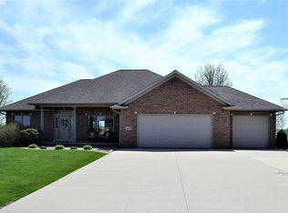 1131 Woodland Dr, Dyersville, IA 52040