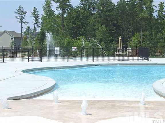 2nd image of 102 Live Oak Cir