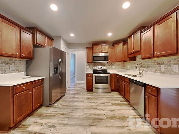 5th image of 302 Oxfordshire Dr