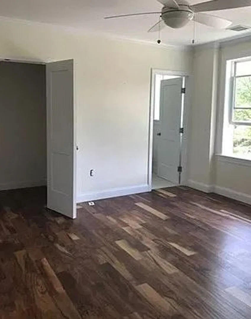 Charming 2 Bedroom-No Broker Fee — Photo 4
