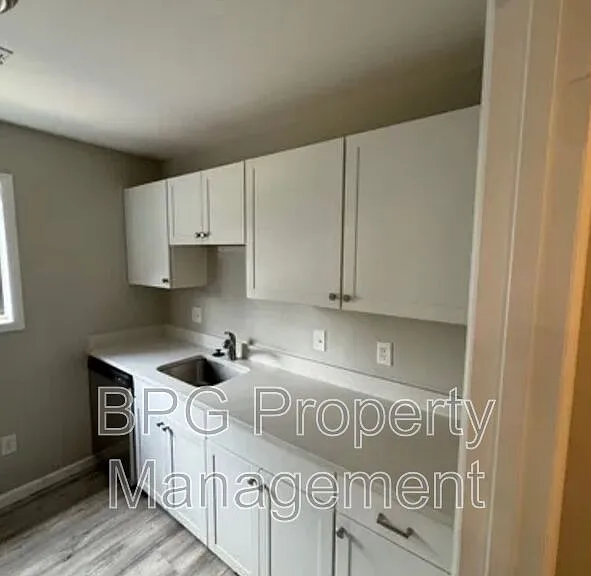 139 Green St #12 — Photo 8