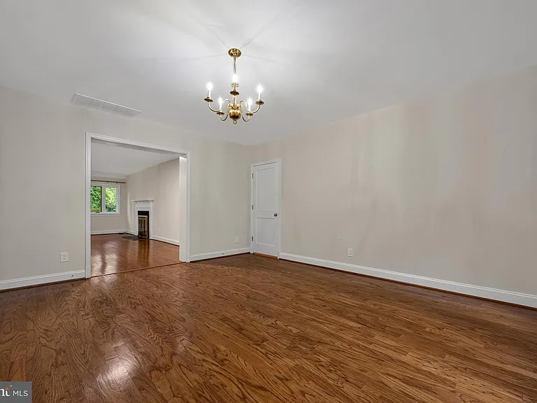 8023 Washington Ave — Photo 14