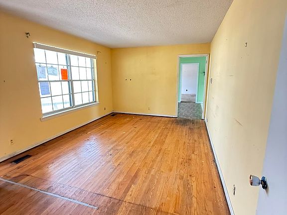 3rd image of 250 Steele Rd