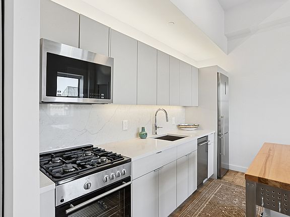 3rd image of 20 Exchange Pl APT 2801