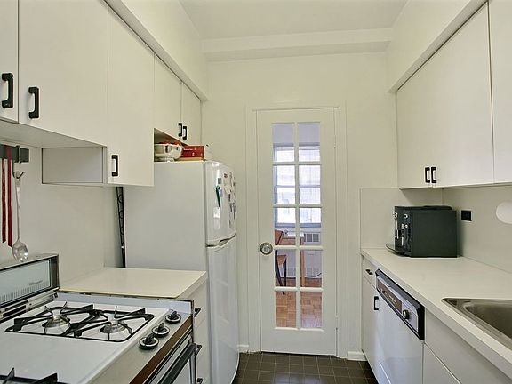 2nd image of 1068 Lexington Ave #12E