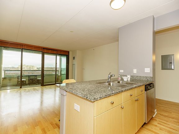 4th image of 900 Chicago Ave Unit 512
