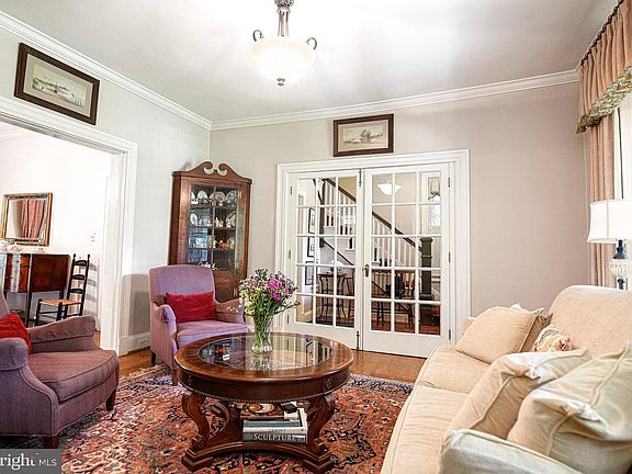 3rd image of 1014 Windsor Rd