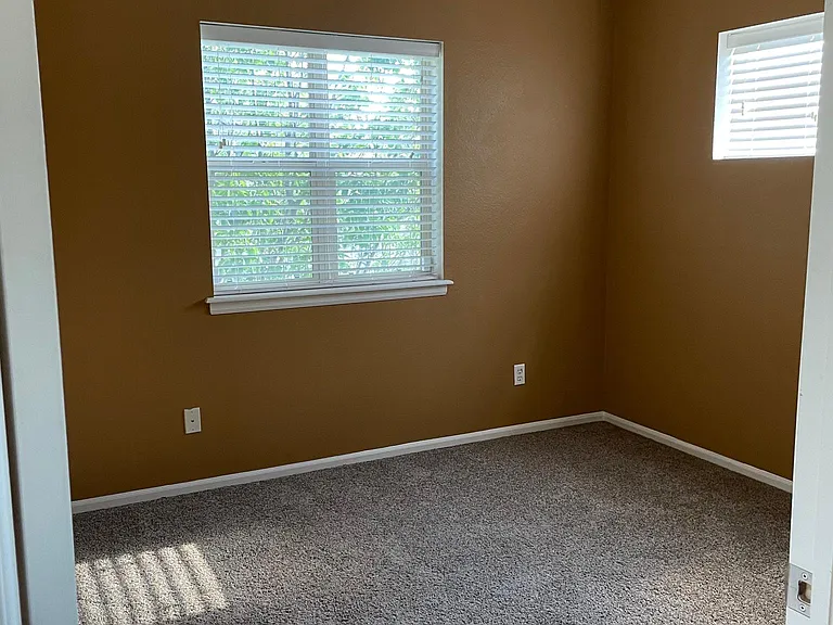 3rd room (no closet).
