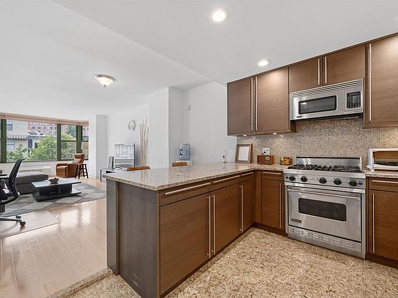 5th image of 10 Regent St APT 408