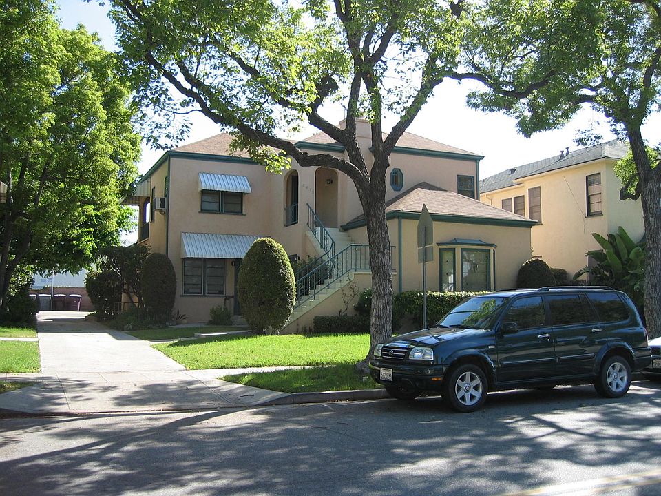 1st image of 821 E Doran St