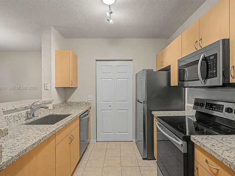 1003 Belmont Ln #1003 — Photo 6