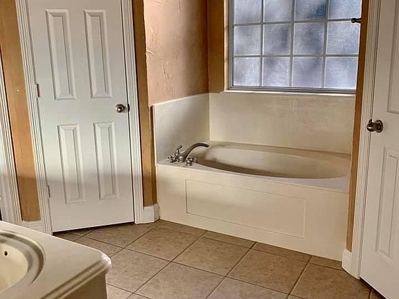 3rd image of 3016 Cherokee Ln