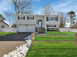 171 Loop Dr, Sayville, NY 11782