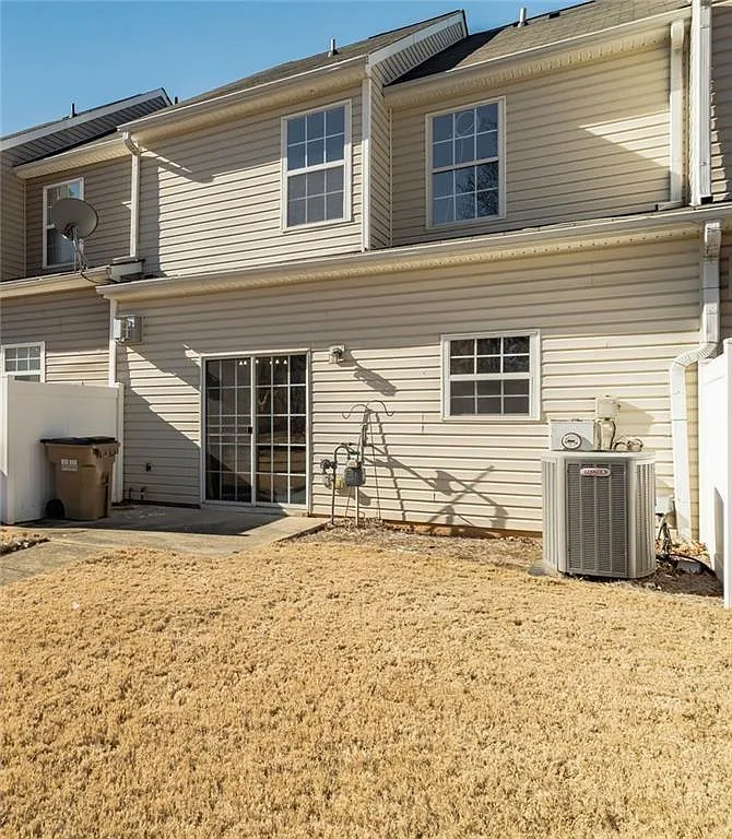 3 bed, 1639 sqft, $2,100 — Photo 2