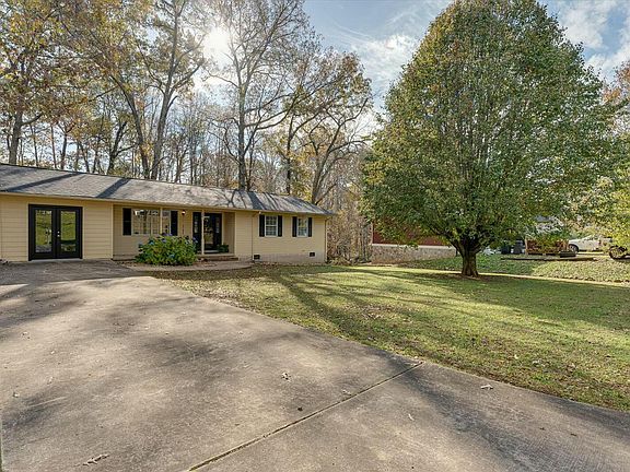 4th image of 260 Pinecrest Dr