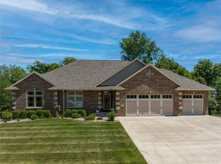 370 Evergreen Ln, Robins, IA 52328