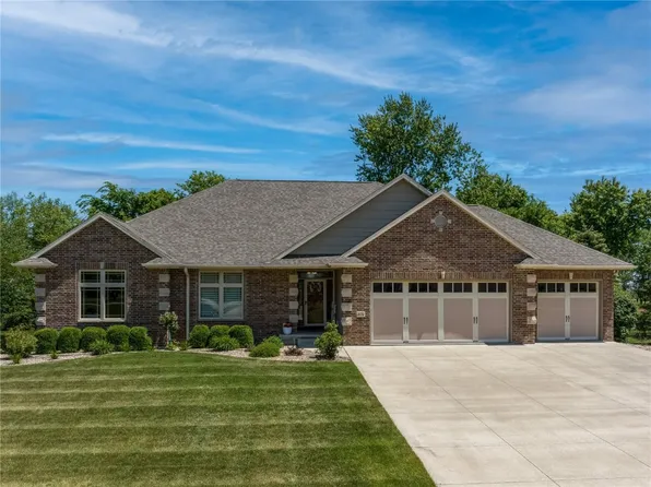 370 Evergreen Ln, Robins, IA 52328