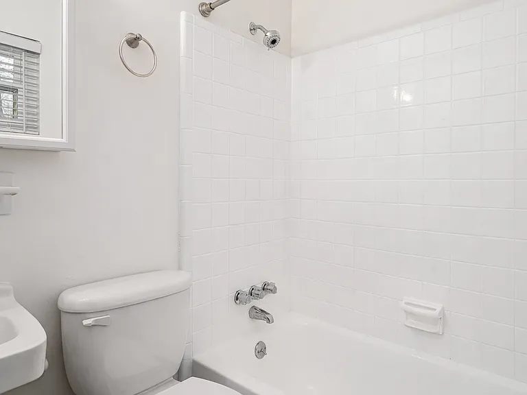 Lindsay Court Apartments — Photo 37