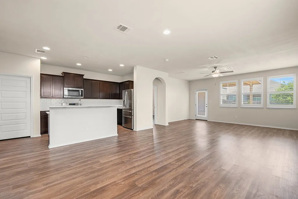 3 bed, 2150 sqft, $1,900 — Photo 3