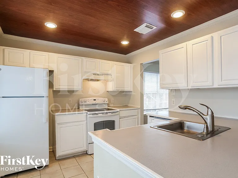 23015 Banquo Dr — Photo 5