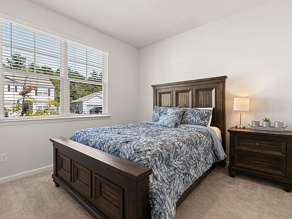3rd image of 143 Oakwood Blvd